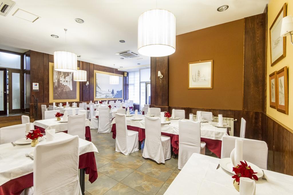 Hostal Restaurante Alarico Allariz Exterior photo